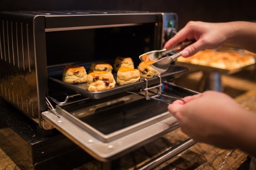 大堂酒廊特別配置烤爐, 讓客人可以品嘗新鮮出爐的英式鬆餅, 滿足對口感的追求。