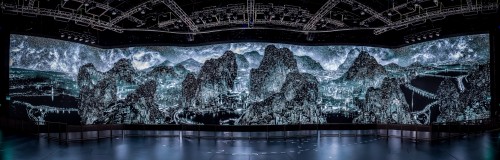 楊泳梁的數碼山水作品《夜游記二》，在美高梅劇院2,800萬像素的LED顯示屏上，以水墨之美展現城市的流動變化，重新定義中國繪畫中重屏的傳統演繹。