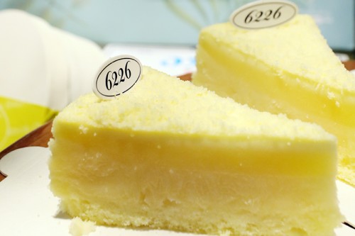 雙重口感的小樽雙層乳酪蛋糕最適合就是買一個回家好好品嚐（ 5吋 $198 一件 $38