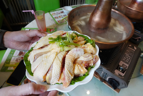 268元的泰式椰青雞煲有包括一隻雞（），這個份量二人吃真的有點撑
