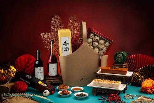 澳娛綜合推出兩款賀年禮籃，集合多款送禮珍品。