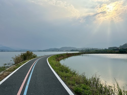 推薦黃昏時來遊玩，吹吹風看日落，有洱海的閑適